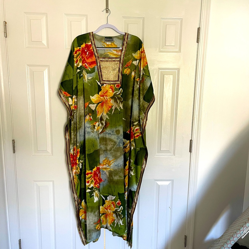 Kaftan woman’s dress beautiful detail silky material green floral ladies M